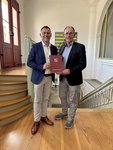 Foto: Fördermittelübergabe für den Radweg Schwarzer Weg bis Am Pfaffenbruch | li. Sascha Zimmermann, re. Dr. Wolfgang Blank (JPEG-Datei)