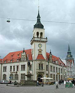 Der Borwinbrunnen vor dem Postamt